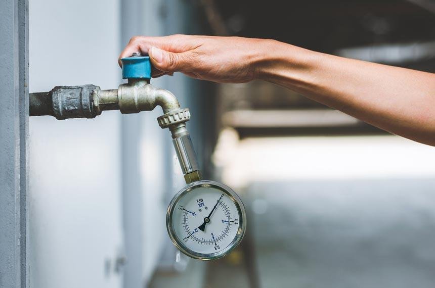 Find hidden water leaks by water pressure gauge proplumber.uk